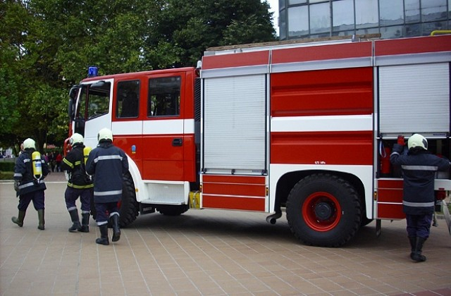 Извънредно и първо в БЛИЦ! Огнен ад в "Студентски град" в София, има пострадал полицай (СНИМКИ/ВИДЕО)
