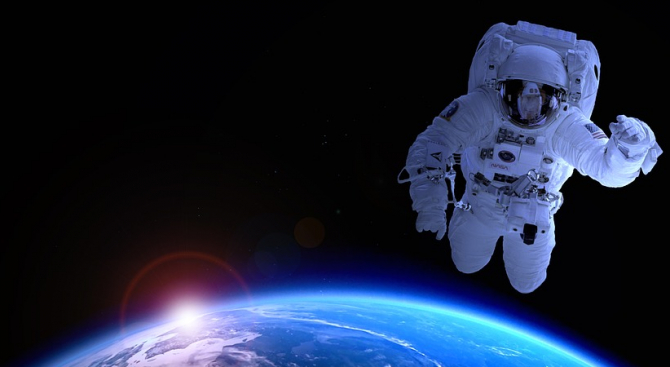На ЖИВО: Вижте невероятната разходка на двама астронавти на НАСА в открития космос 