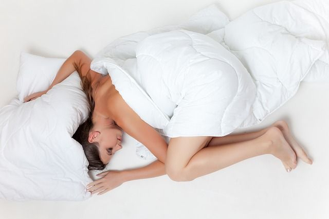 Коя е най-вредната поза за спане? Отговаря експерт по медицина на съня