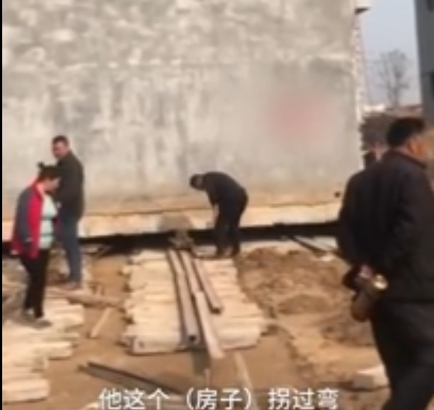 Китаец премести 3-етажната си къща (ВИДЕО)