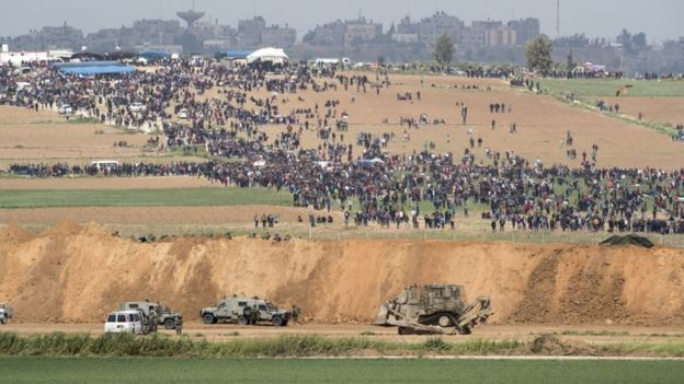 Напрежение! Хиляди палестинци протестираха на границата с Израел, има убити (НА ЖИВО)
