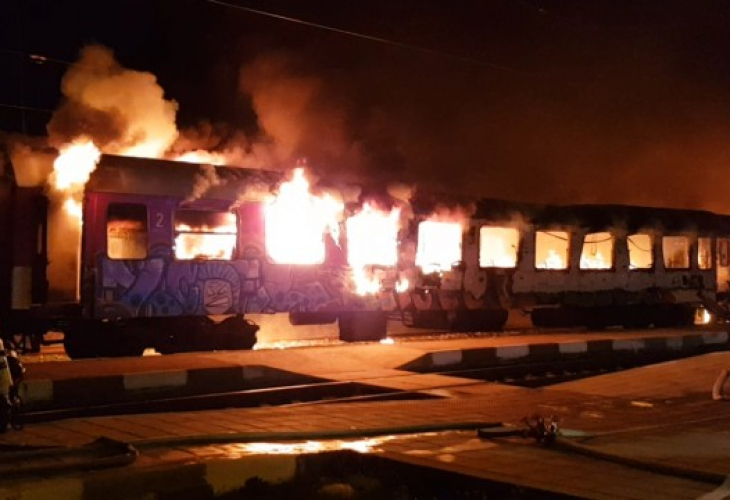 Огнен ад в София! Пламнаха няколко изоставени вагона 