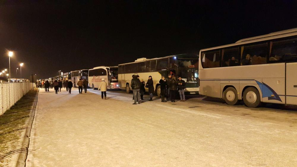 Външно съобщи за близо 20 автобуса с българи, бедствали на сръбско-унгарската граница