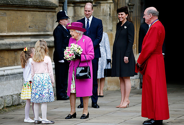 Кейт Мидълтън сияе от щастие! Бременната в 8-ия месец херцогиня показа наедряло коремче на Великденската служба в замъка Уиндзор (СНИМКИ)