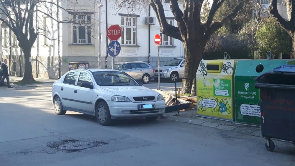 Само в БЛИЦ: Полицейска кола обра точките с това паркиране! (СНИМКИ)