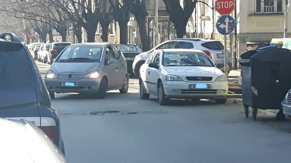 Само в БЛИЦ: Полицейска кола обра точките с това паркиране! (СНИМКИ)