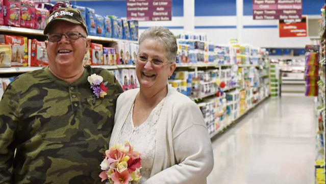 Двойка се ожени в супермаркет сред консерви моркови и грах