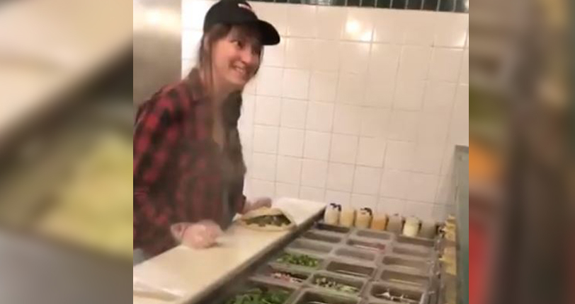 Шокиращо: Служителка в ресторант се изплю в храната пред очите на изумена клиентка (ВИДЕО)