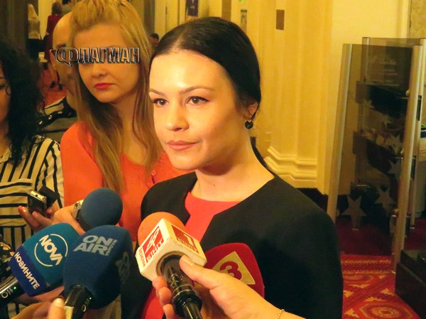 Секси депутатката от "Воля" сподели мнението си за парламента и Истанбулската конвенция (СНИМКИ)