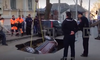 Кола напълно пропадна в земята на паркинг в Ростов (ВИДЕО)