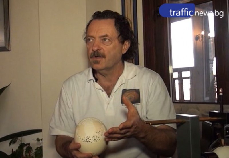 Чужденец гравира щраусови яйца за хиляди долари край Пловдив (ВИДЕО)