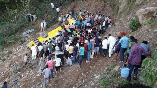 Ужасна трагедия! Автобус прелетя 60 метра и уби 27 деца