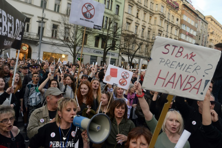 Хиляди демонстранти излязоха по улиците на Прага