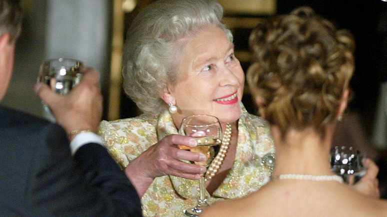 The Sun: В Русия възмутително намекват, че Нейно Величество и Тереза Мей твърде наблягат на алкохола  