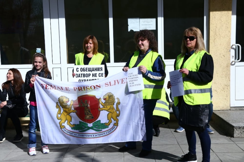 Фоторепортаж в БЛИЦ: Заради протеста Цачева седна на масата за преговори с надзирателите (ВИДЕО)