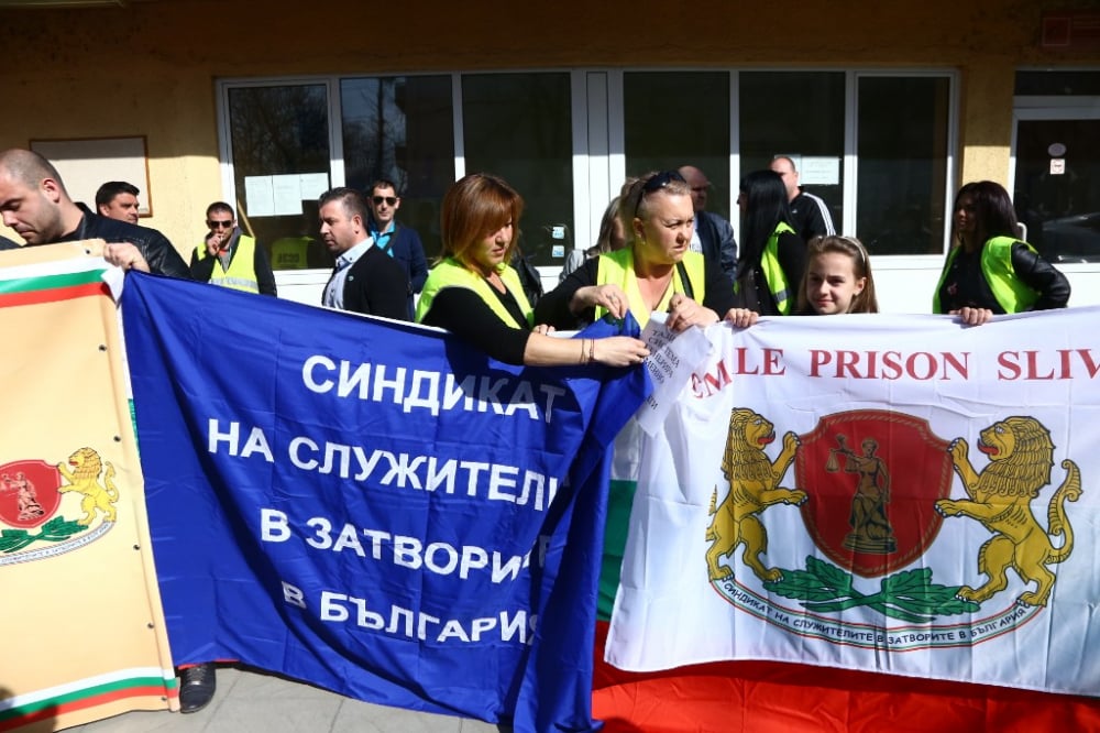 Фоторепортаж в БЛИЦ: Заради протеста Цачева седна на масата за преговори с надзирателите (ВИДЕО)