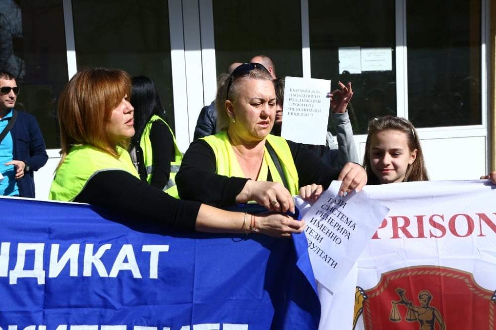 Фоторепортаж в БЛИЦ: Заради протеста Цачева седна на масата за преговори с надзирателите (ВИДЕО)