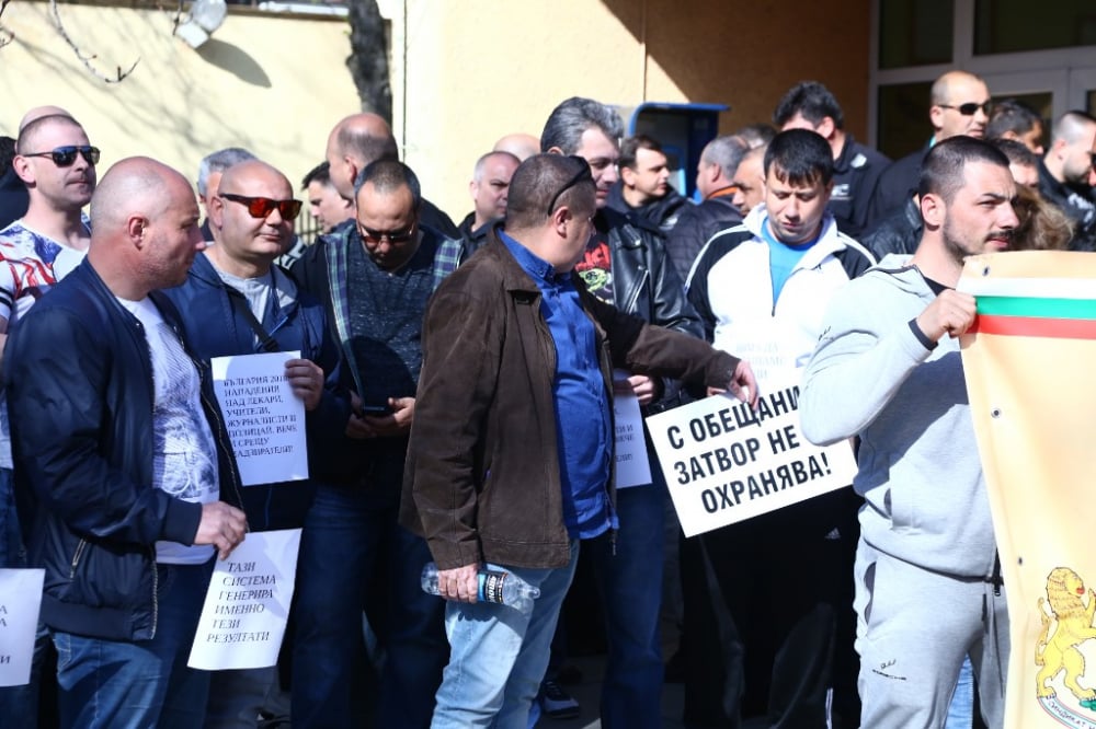 Фоторепортаж в БЛИЦ: Заради протеста Цачева седна на масата за преговори с надзирателите (ВИДЕО)