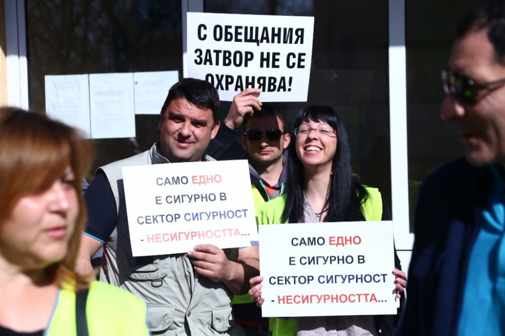 Фоторепортаж в БЛИЦ: Заради протеста Цачева седна на масата за преговори с надзирателите (ВИДЕО)