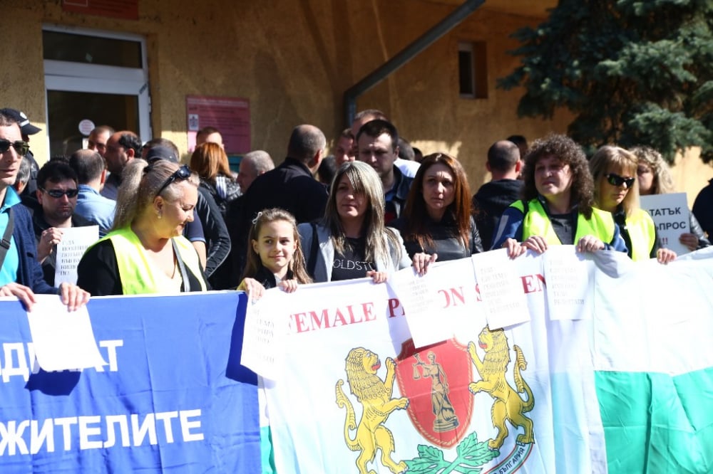 Фоторепортаж в БЛИЦ: Заради протеста Цачева седна на масата за преговори с надзирателите (ВИДЕО)