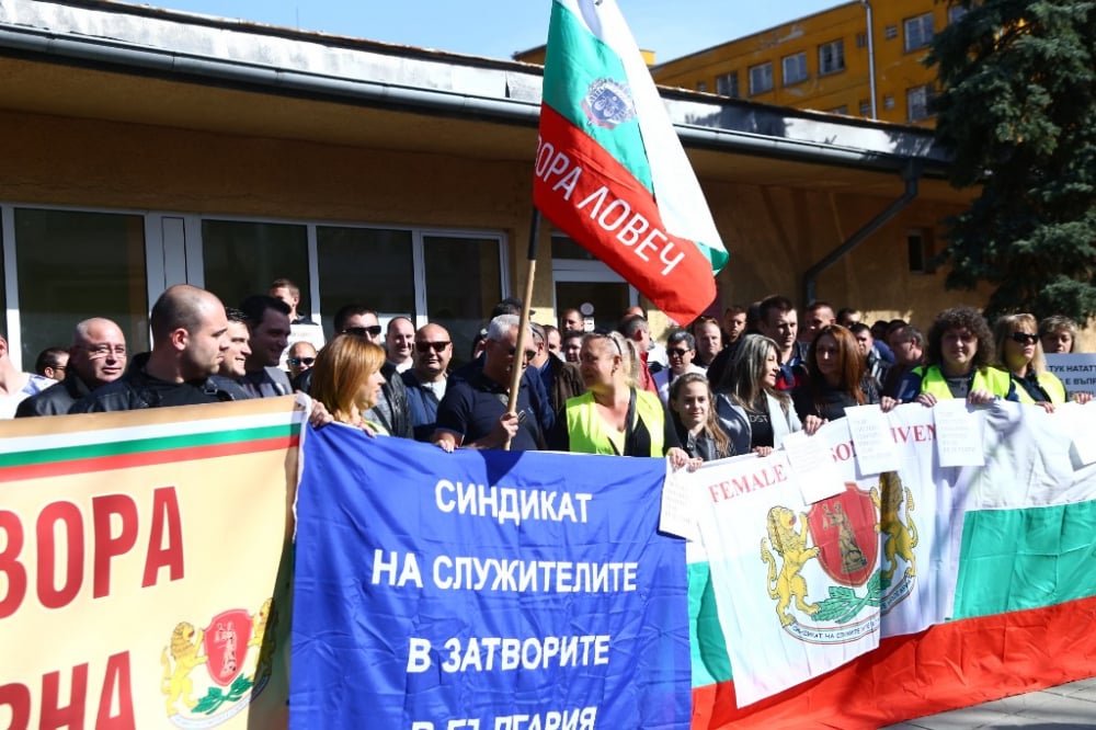 Фоторепортаж в БЛИЦ: Заради протеста Цачева седна на масата за преговори с надзирателите (ВИДЕО)