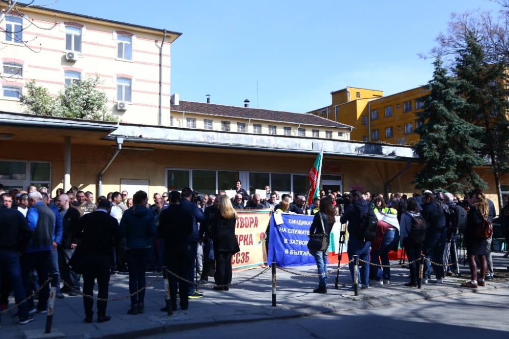 Фоторепортаж в БЛИЦ: Заради протеста Цачева седна на масата за преговори с надзирателите (ВИДЕО)