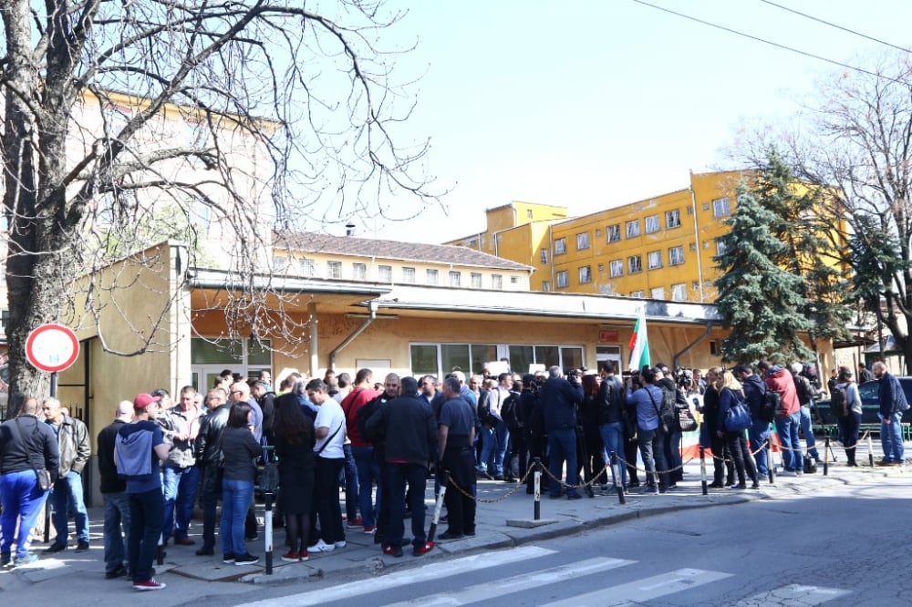 Фоторепортаж в БЛИЦ: Заради протеста Цачева седна на масата за преговори с надзирателите (ВИДЕО)