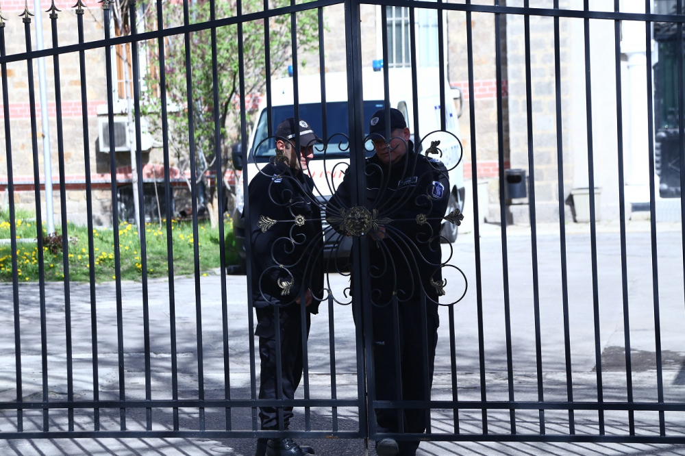 Гавра: Пандизчии млатят с пейки и маси надзиратели в Кремиковци, министерството крие скандала