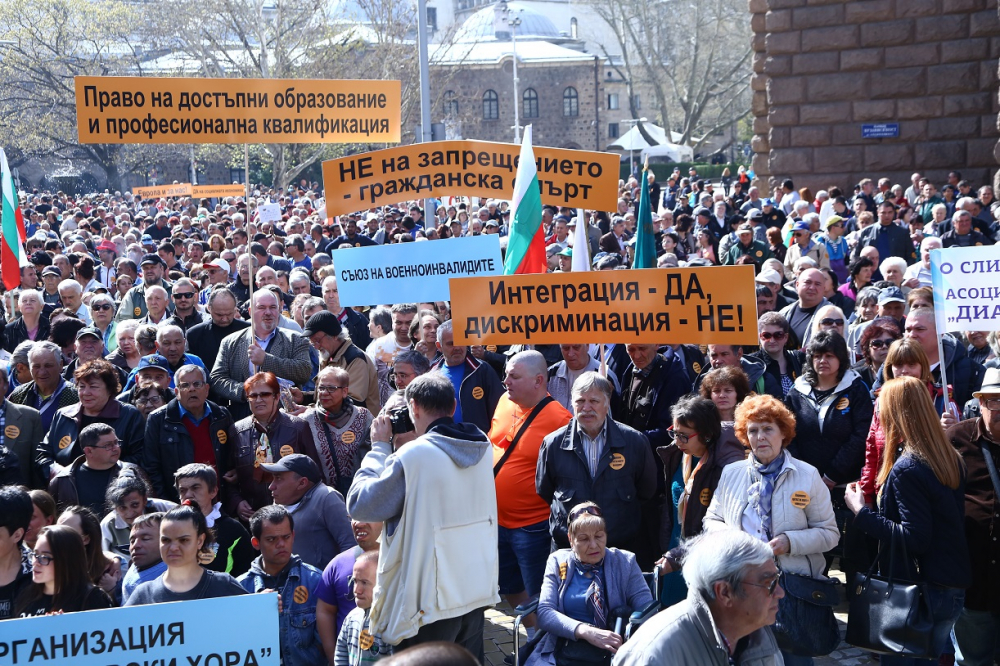 БЛИЦ TV: Хиляди хора с увреждания на протест срещу реформите в ТЕЛК (СНИМКИ)