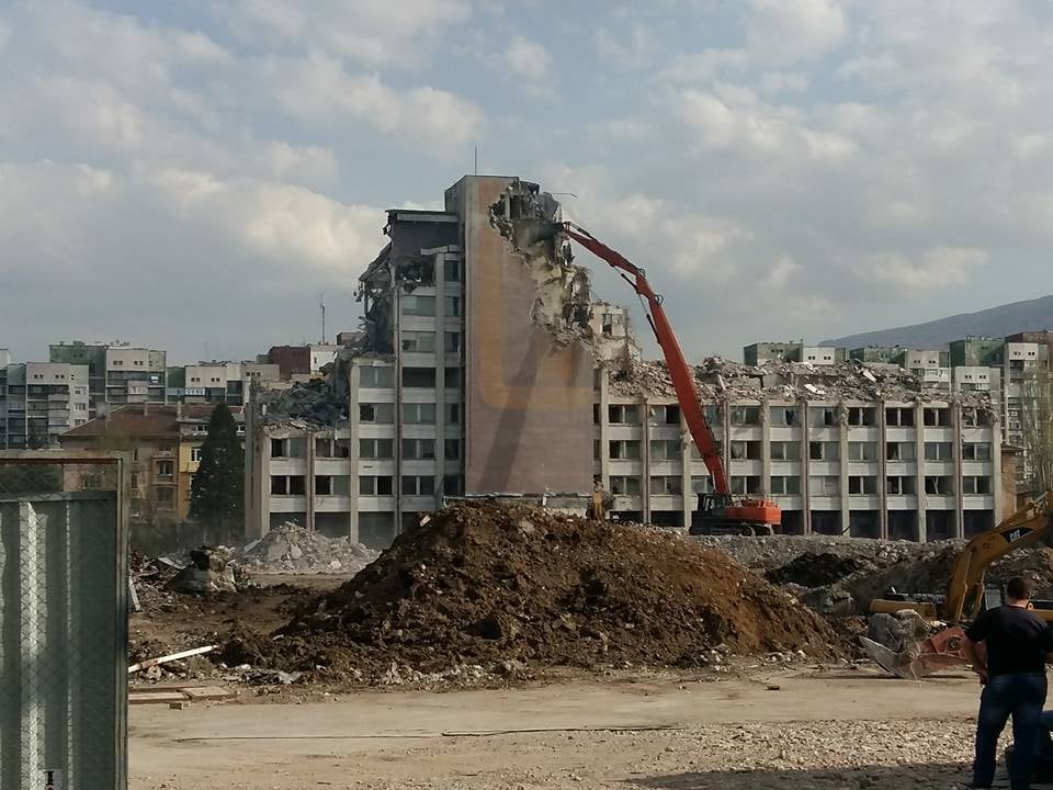 Първо в БЛИЦ! Рухна знакова сграда от времето на социндустрията в София (СНИМКИ)