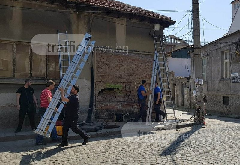 Екшън в центъра на Пловдив! Джип се вряза в къща и стълб (СНИМКИ)