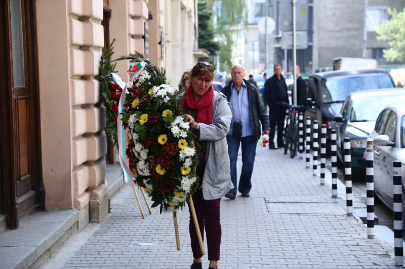 България скърби за Тончо Русев! Веселин Маринов пръв дойде да си вземе последно сбогом с патриарха на българската музика (СНИМКИ)