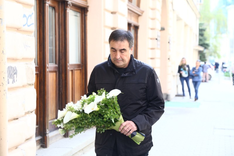 България скърби за Тончо Русев! Веселин Маринов пръв дойде да си вземе последно сбогом с патриарха на българската музика (СНИМКИ)