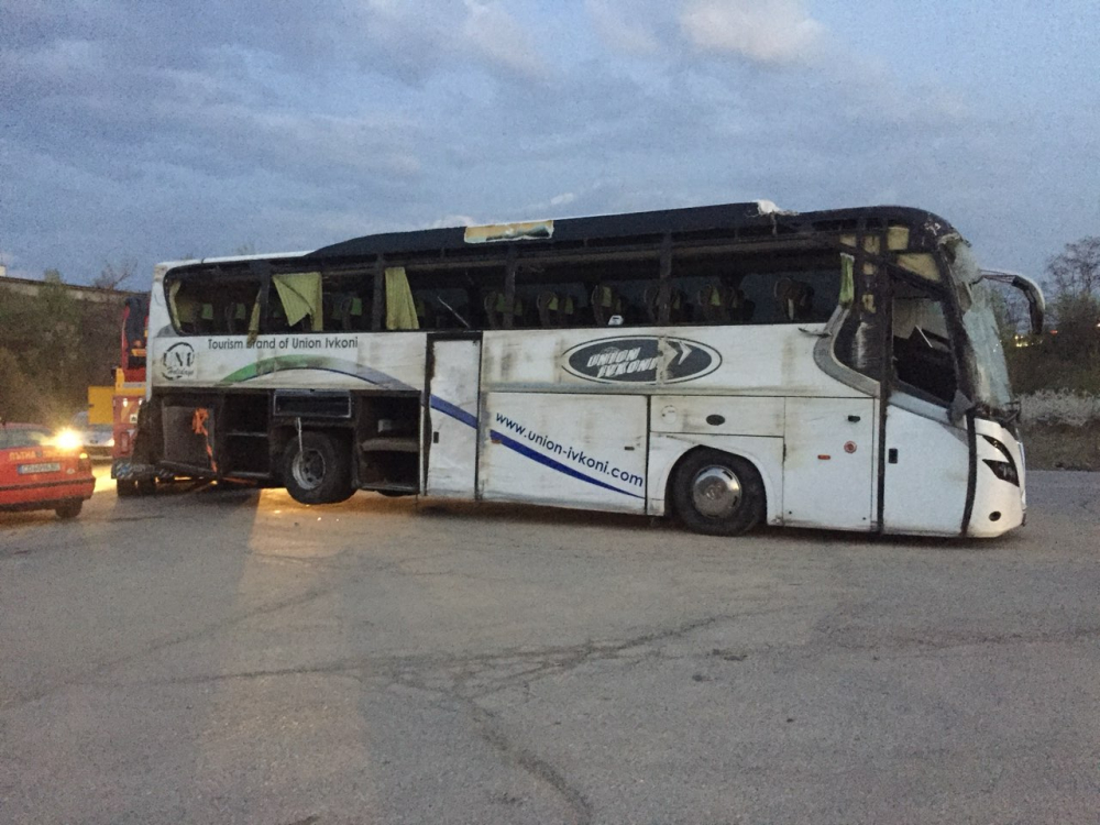 Какво остана от автобуса на "Юнион Ивкони", обърнал се на "Тракия" (СНИМКИ)