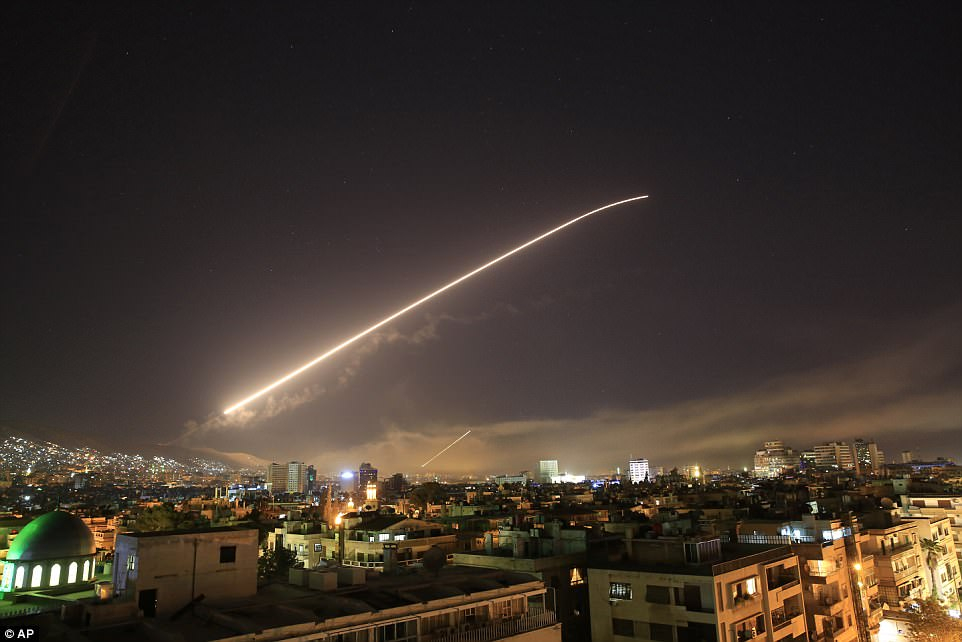 Бомбардировките над Сирия продължили 50 минути, шефът на Пентагона обяви, че може да има нови удари (ВИДЕО)
