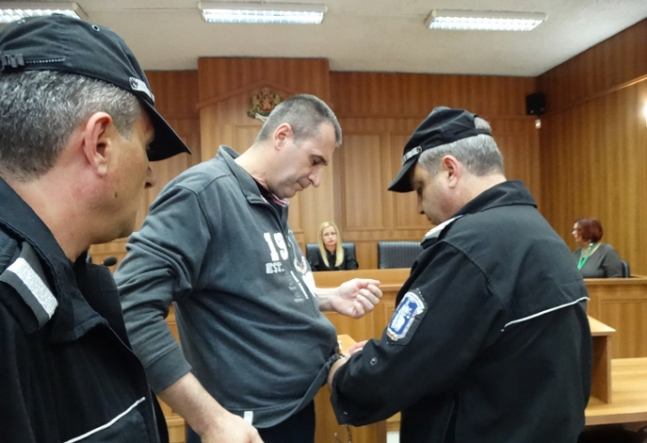 Само в БЛИЦ! Ченгето Караджов, когото съдят за разстрела на родители му, с потрошени кокали в затвора 