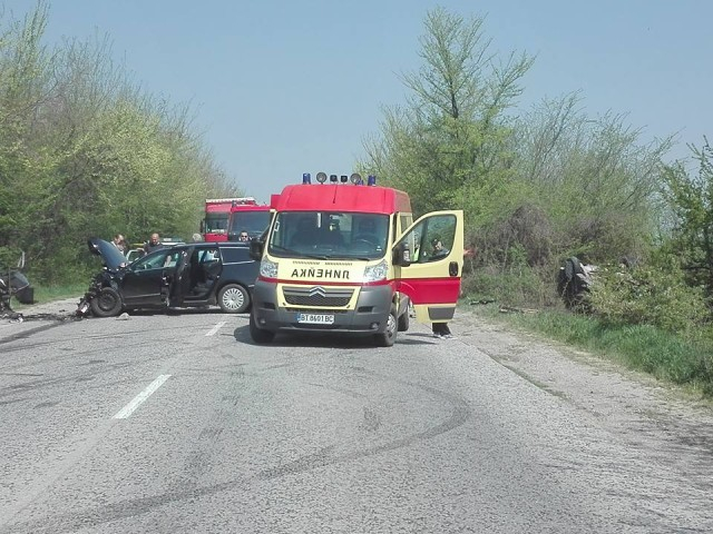 Първи СНИМКИ от зверското меле между три коли и трактор, окървавило пътя край Петко Каравелово