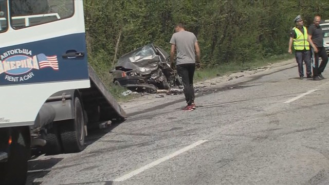 Първи СНИМКИ от зверското меле между три коли и трактор, окървавило пътя край Петко Каравелово