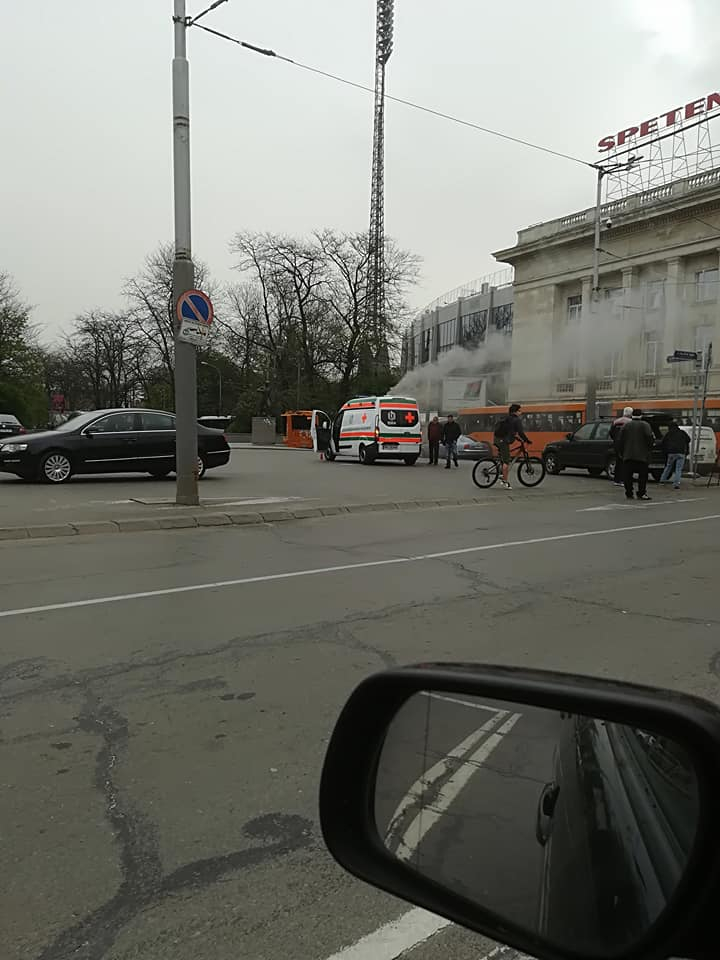 Извънредно и първо в БЛИЦ! Линейка пламна на пъпа на София (СНИМКИ)