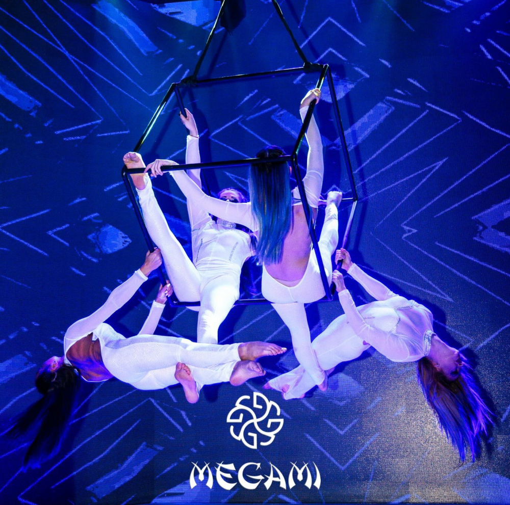 Megami Club – Hotel Marinela представи първото в български нощен клуб акробатично шоу на въздушен куб