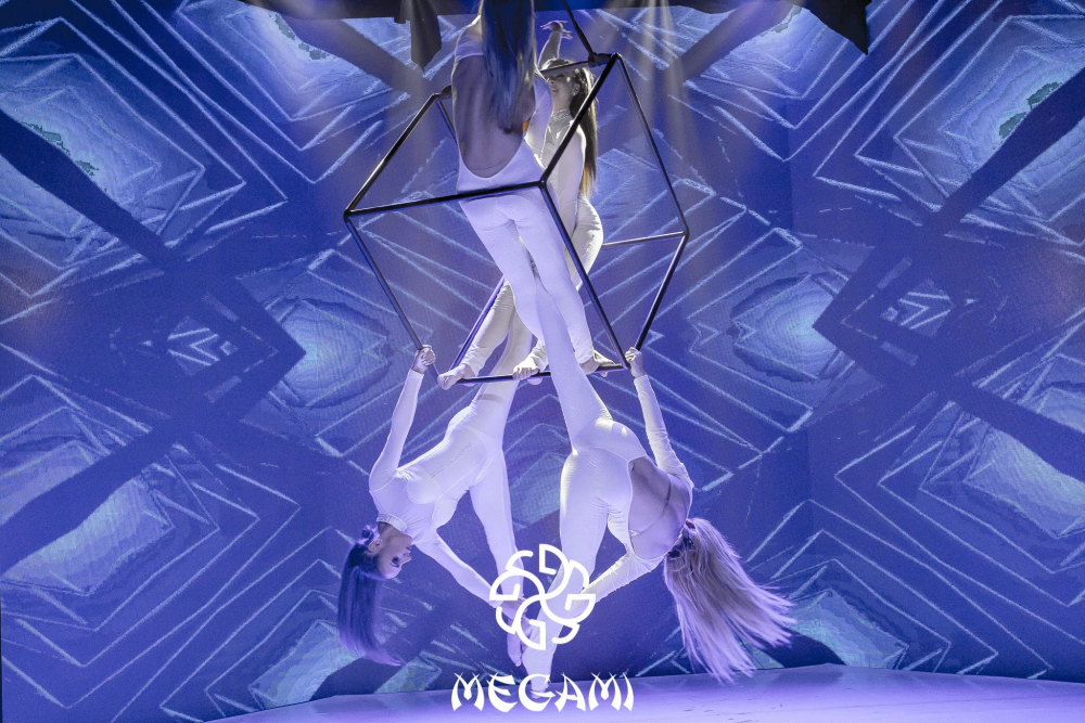 Megami Club – Hotel Marinela представи първото в български нощен клуб акробатично шоу на въздушен куб