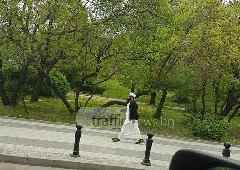 Да, това е снимано в Пловдив! Талибан кръстосва спокойно главна улица на града (СНИМКИ)