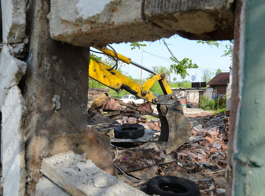 Сринаха незаконни цигански къщи в пловдивската Арман махала със земята (СНИМКИ)