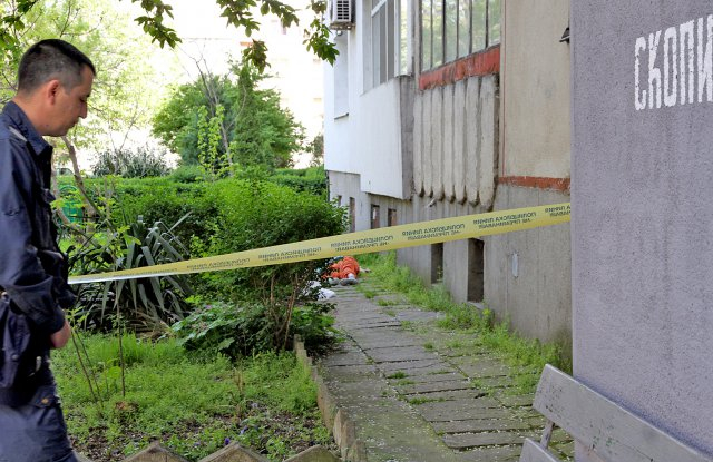 Ужасяващи СНИМКИ 18+ от самоубийството на Недка, съседи говорят, че входът им е прокълнат