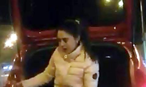 Младо момиче реши да се повози в багажник на кола, сега съжалява жестоко (ВИДЕО)