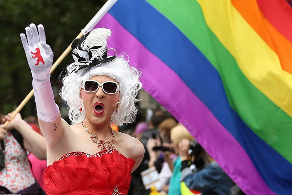 Невиждан по размах гей парад започва в Брюксел с искане гейовете да се обичат на публични места