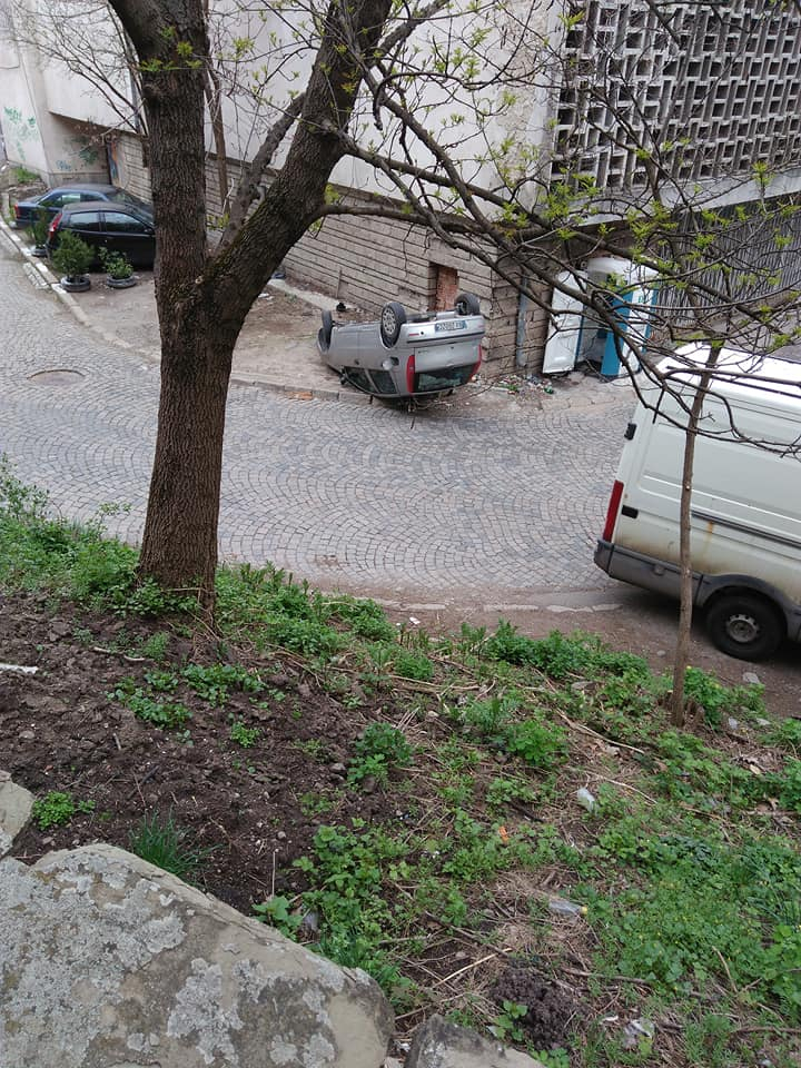 Това ли е най-идиотското паркиране в София?