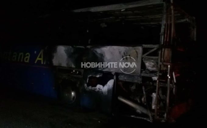 Първи СНИМКИ и ВИДЕО от поредна драма с автобус с 46 пътници, който изгоря на пътя край местността Дервена 