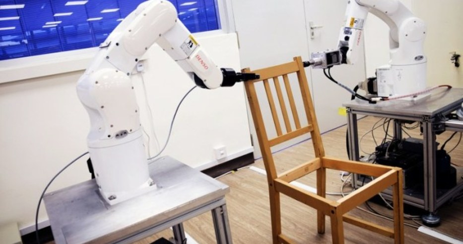 Черно на бяло! Ето как роботи взимат работата на хората в Ikea, работят 100% по-бързо (ВИДЕО)
