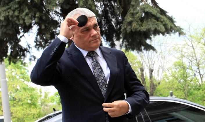 Министър Радев и заместниците му сложиха черна превръзка на окото си (СНИМКИ)